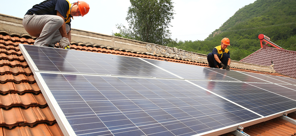 Pannelli solari installati sul tetto residenziale